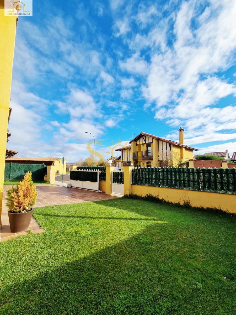 Exclusivo chalet independiente con jardín en Las Paradinas (León) - Foto 6