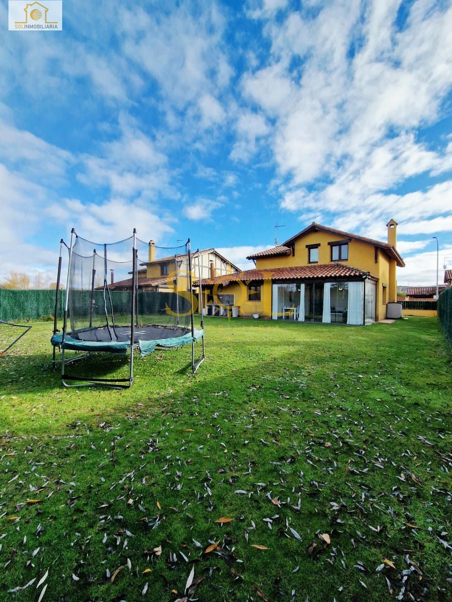 Exclusivo chalet independiente con jardín en Las Paradinas (León) - Foto 8