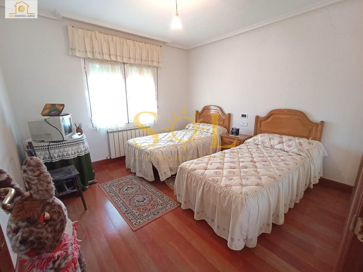 Casa con garaje y jardín en Villanueva de las Manzanas - Foto 9