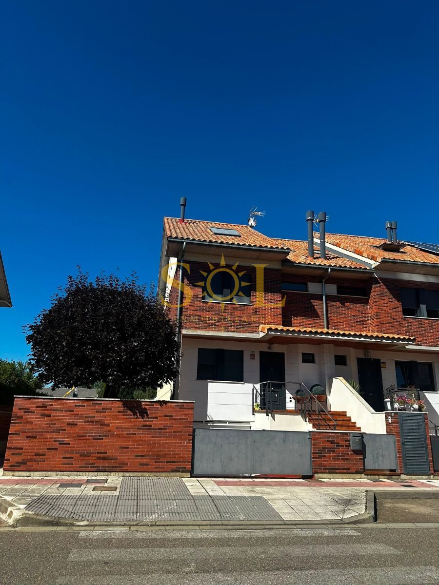 VENTA DE CHALET ADOSADO CON JARDÍN A TRES FACHADAS - Foto 1