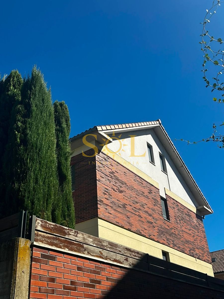 VENTA DE CHALET ADOSADO CON JARDÍN A TRES FACHADAS - Foto 11