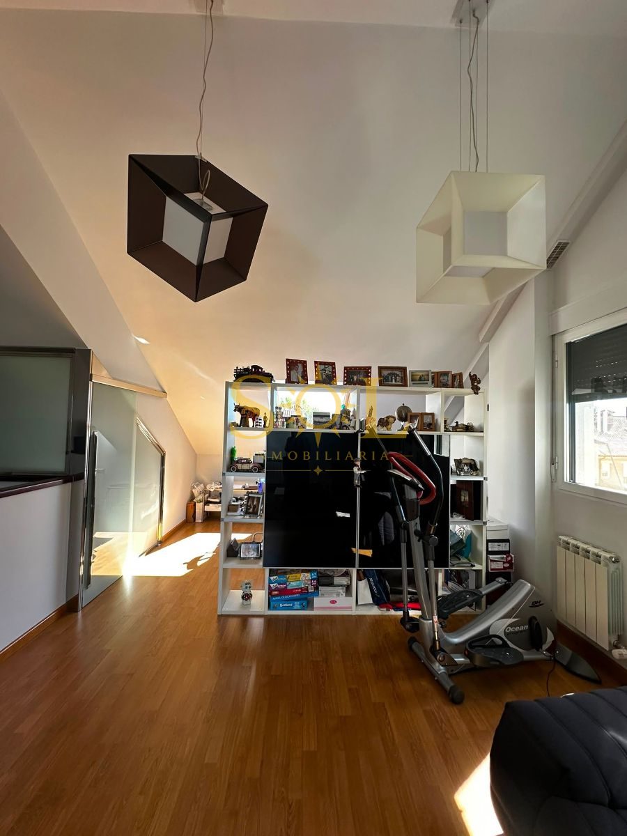 VENTA DE CHALET ADOSADO CON JARDÍN A TRES FACHADAS - Foto 12