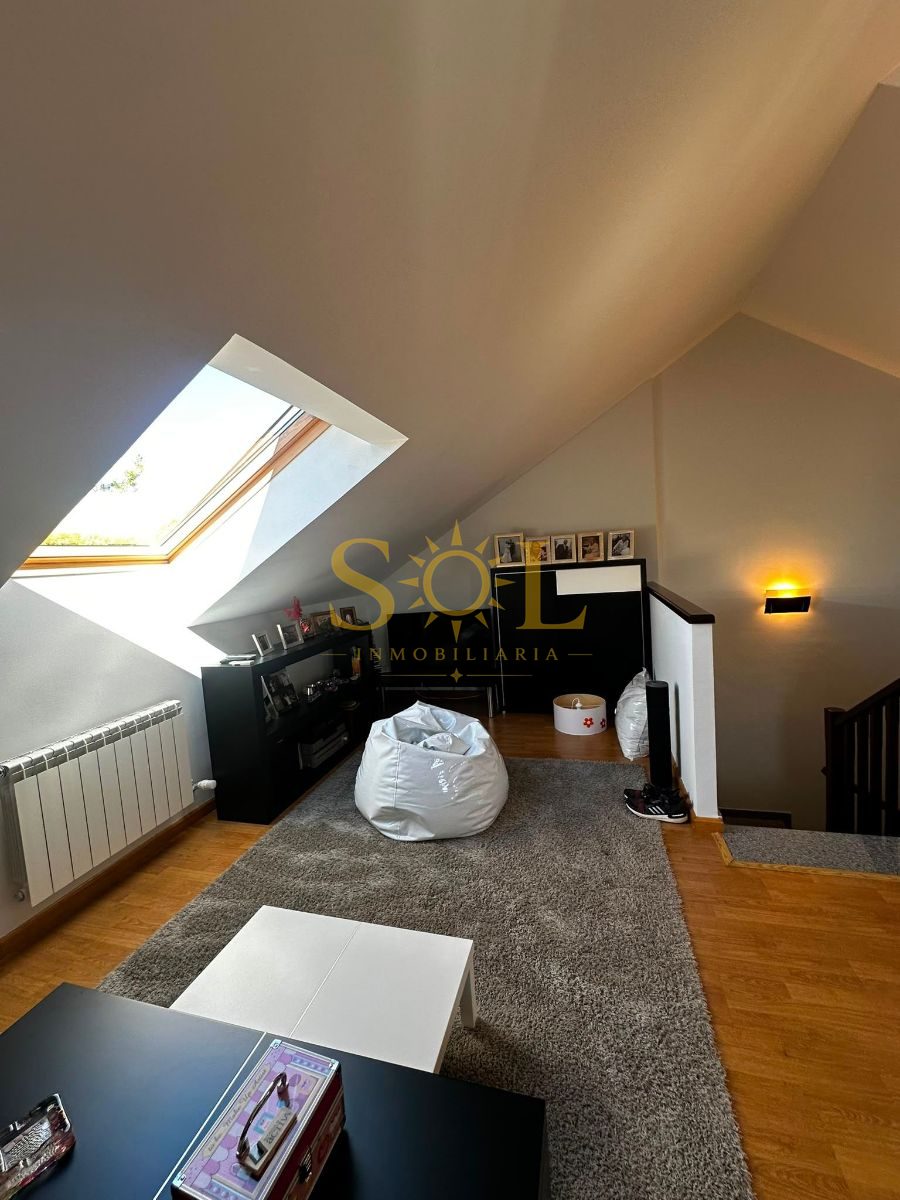 VENTA DE CHALET ADOSADO CON JARDÍN A TRES FACHADAS - Foto 13