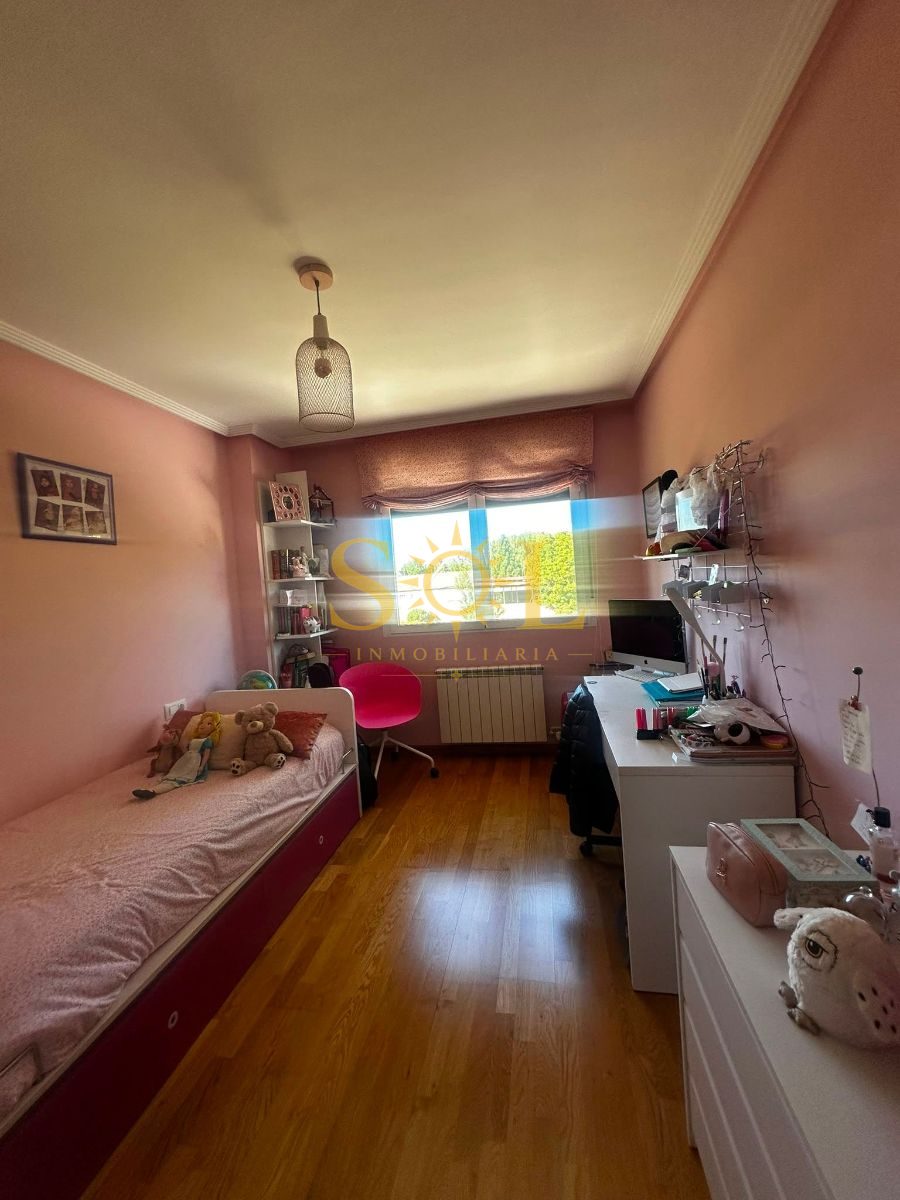 VENTA DE CHALET ADOSADO CON JARDÍN A TRES FACHADAS - Foto 16