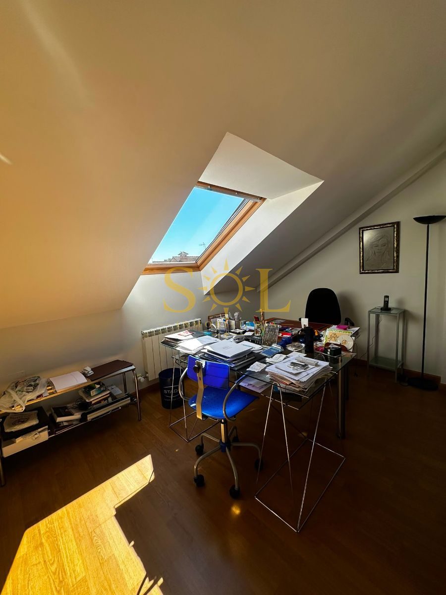 VENTA DE CHALET ADOSADO CON JARDÍN A TRES FACHADAS - Foto 18