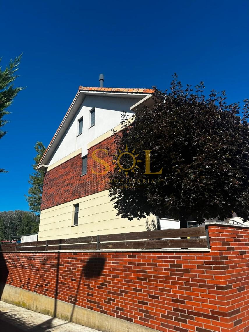 VENTA DE CHALET ADOSADO CON JARDÍN A TRES FACHADAS - Foto 2