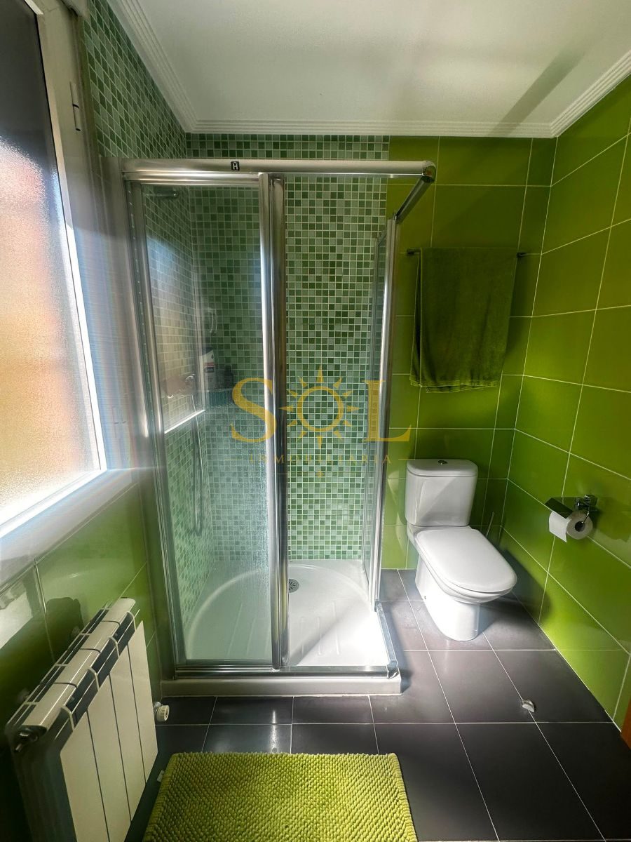 VENTA DE CHALET ADOSADO CON JARDÍN A TRES FACHADAS - Foto 28