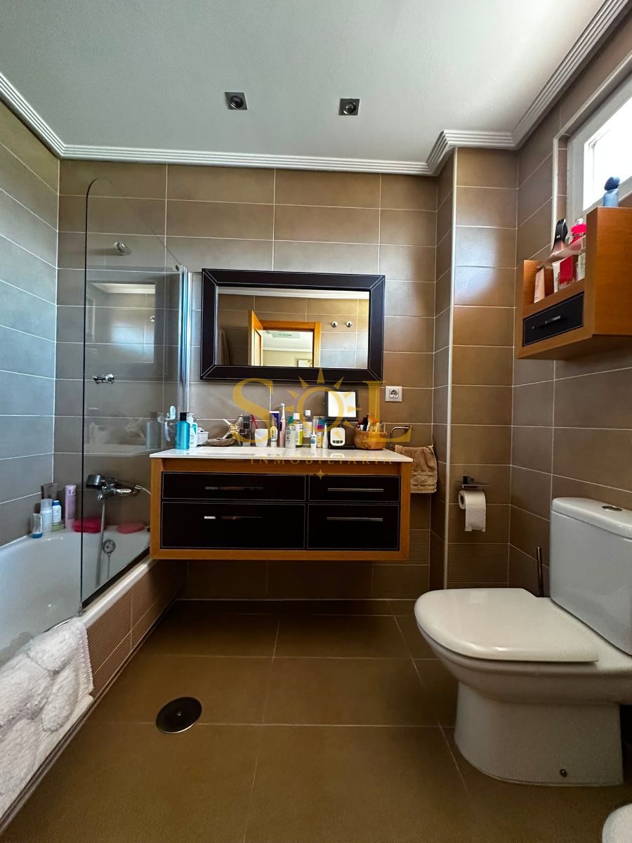 VENTA DE CHALET ADOSADO CON JARDÍN A TRES FACHADAS - Foto 29