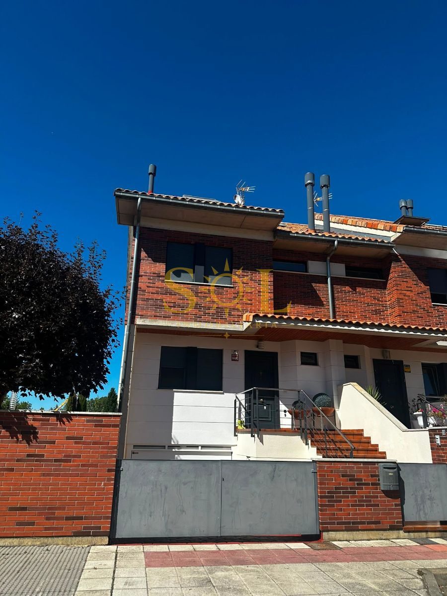 VENTA DE CHALET ADOSADO CON JARDÍN A TRES FACHADAS - Foto 5