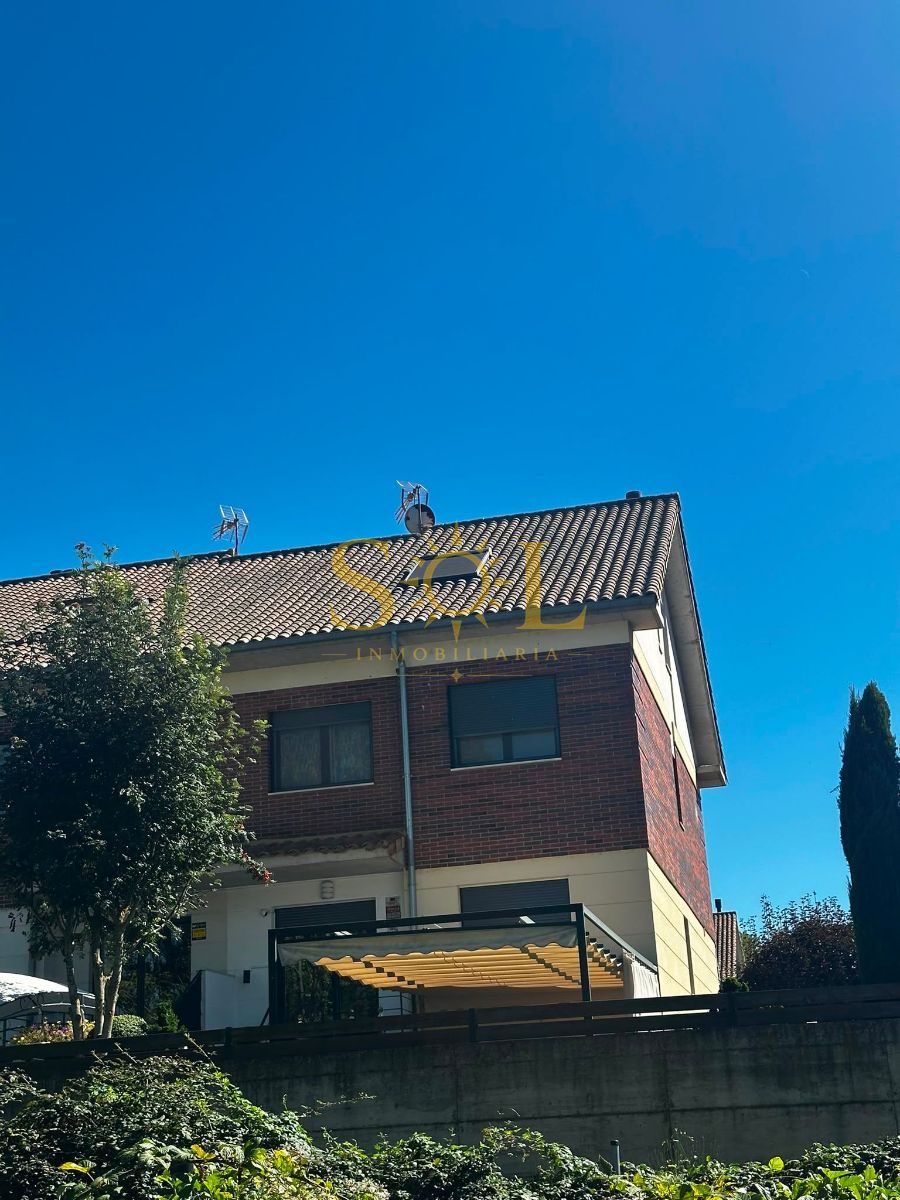 VENTA DE CHALET ADOSADO CON JARDÍN A TRES FACHADAS - Foto 6