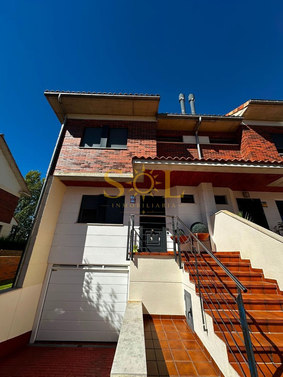 VENTA DE CHALET ADOSADO CON JARDÍN A TRES FACHADAS - Foto 7