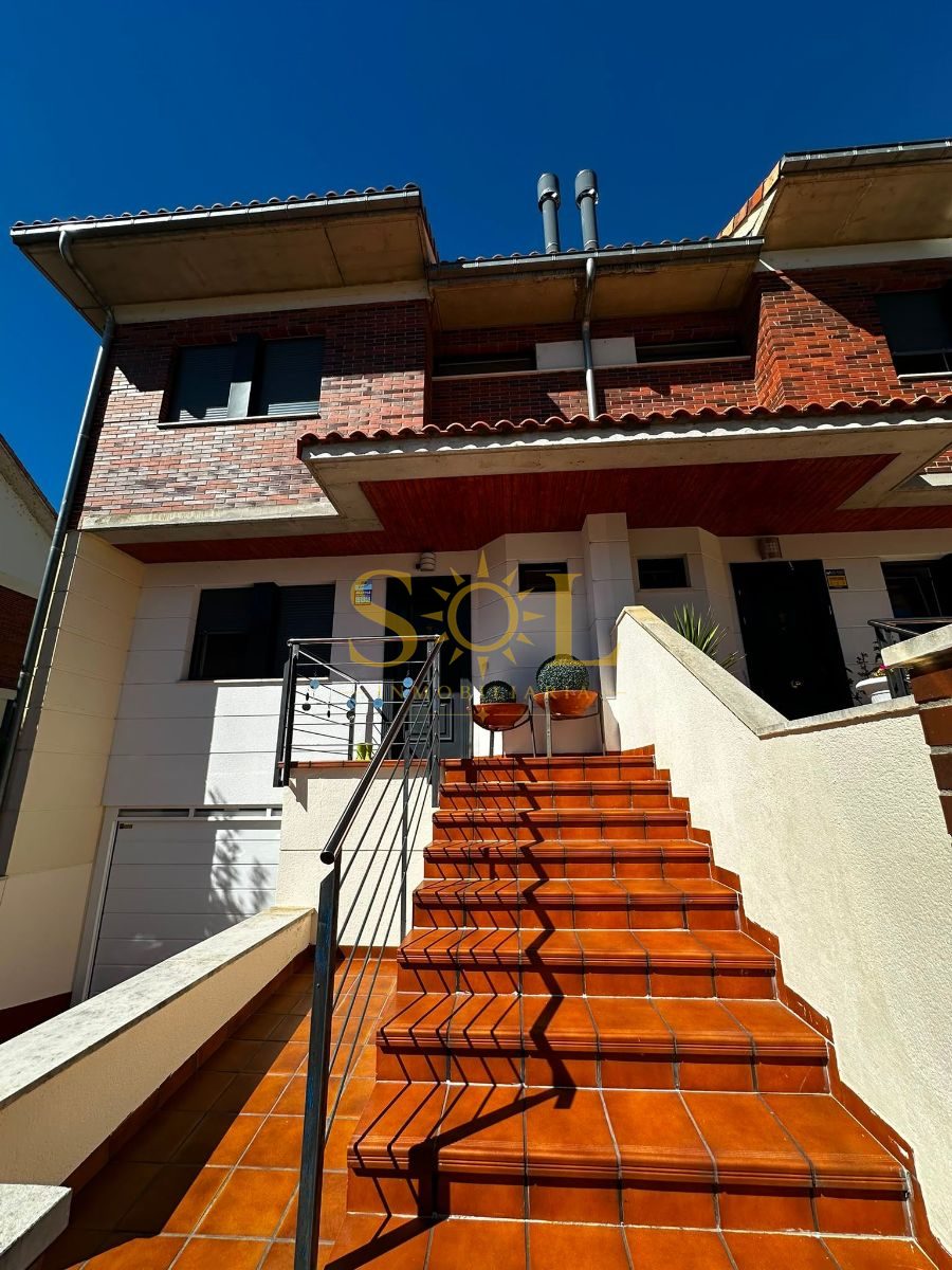 VENTA DE CHALET ADOSADO CON JARDÍN A TRES FACHADAS - Foto 8