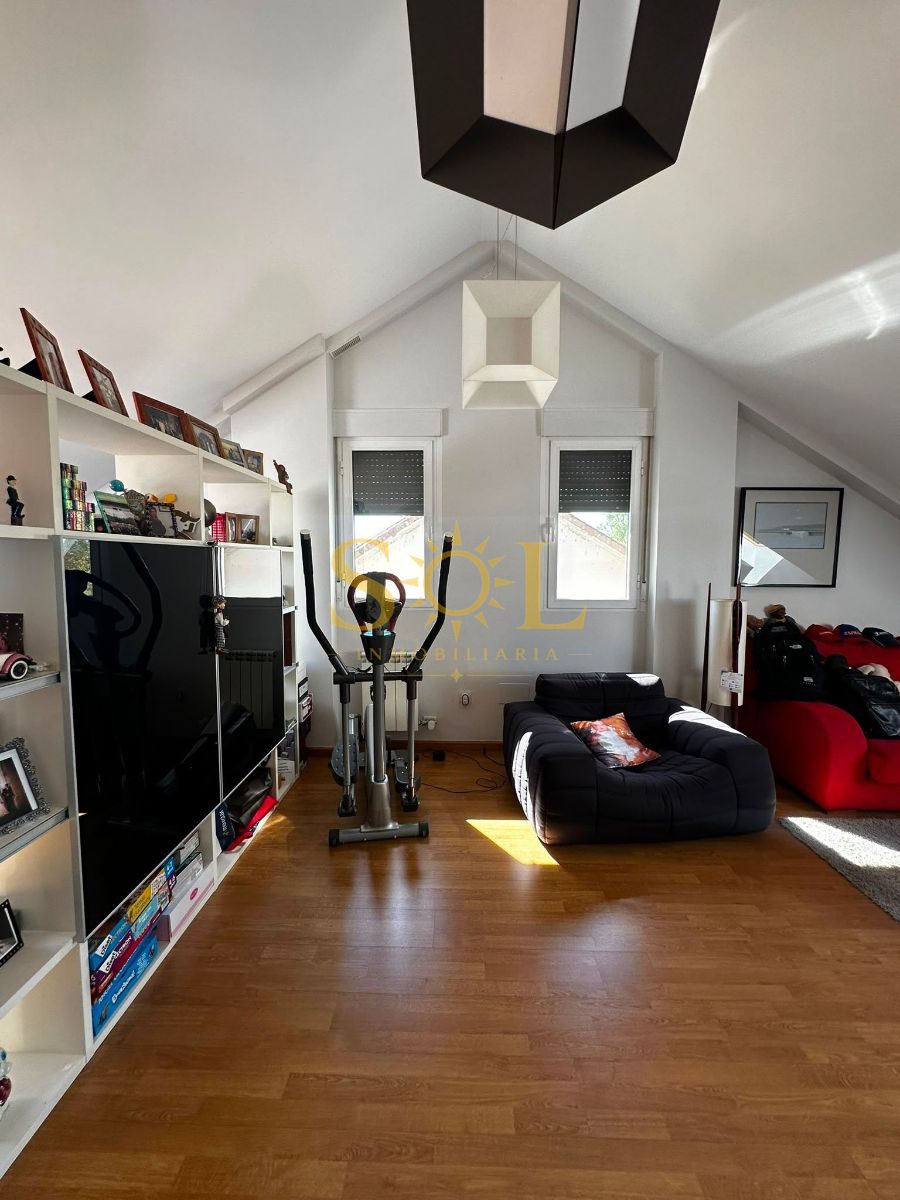 VENTA DE CHALET ADOSADO CON JARDÍN A TRES FACHADAS - Foto 9