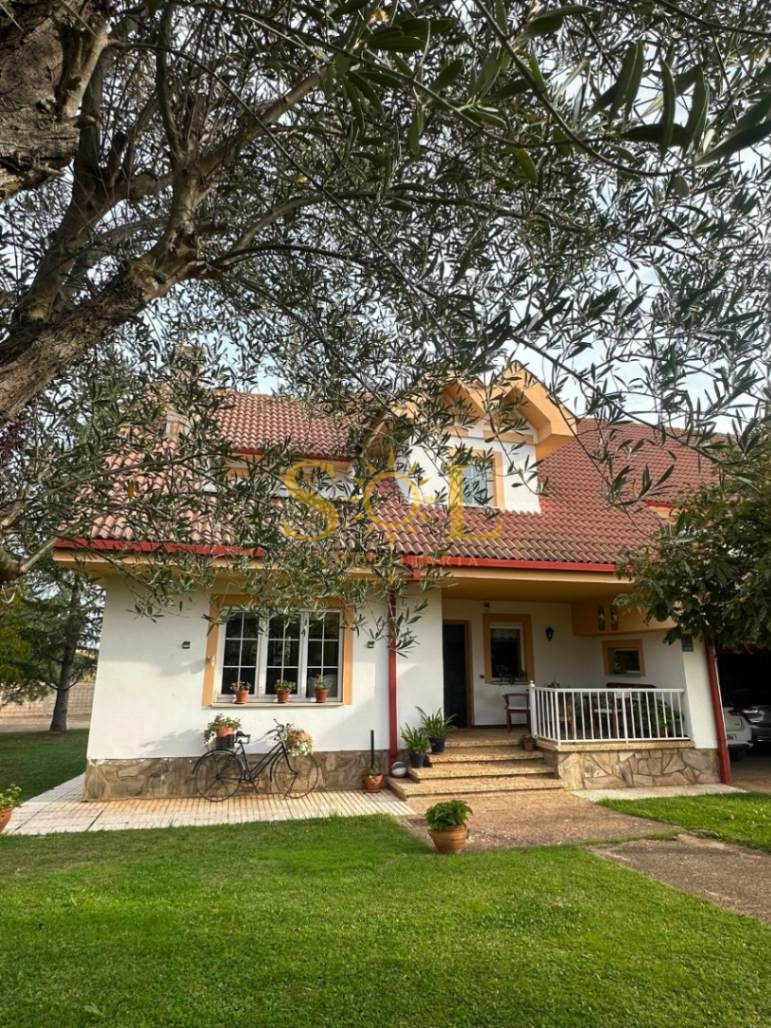 CHALET PAREADO CON JARDIN - Foto 1