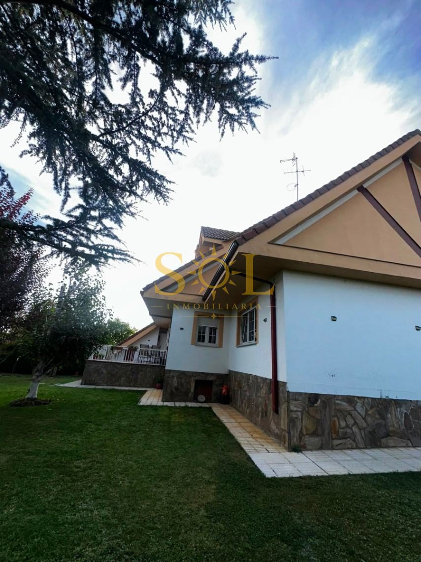 CHALET PAREADO CON JARDIN - Foto 8