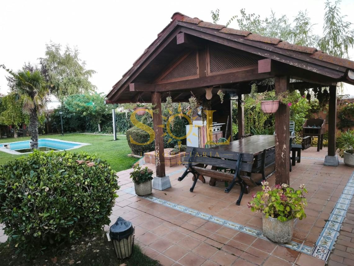 VENTA DE CHALET CON PISCINA Y JARDÍN. - Foto 1