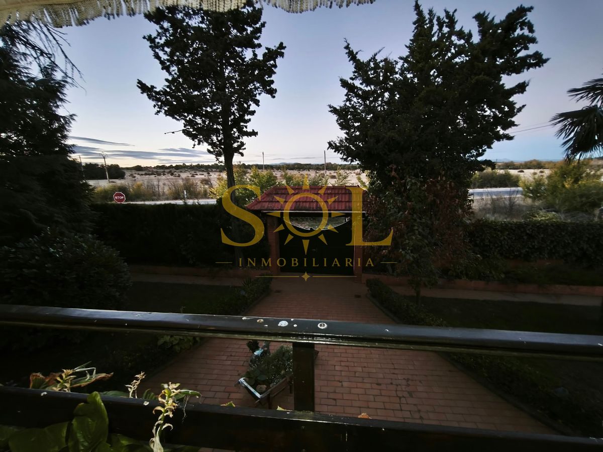 VENTA DE CHALET CON PISCINA Y JARDÍN. - Foto 18