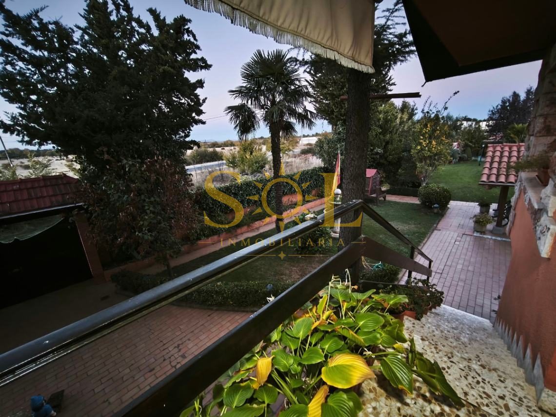 VENTA DE CHALET CON PISCINA Y JARDÍN. - Foto 19