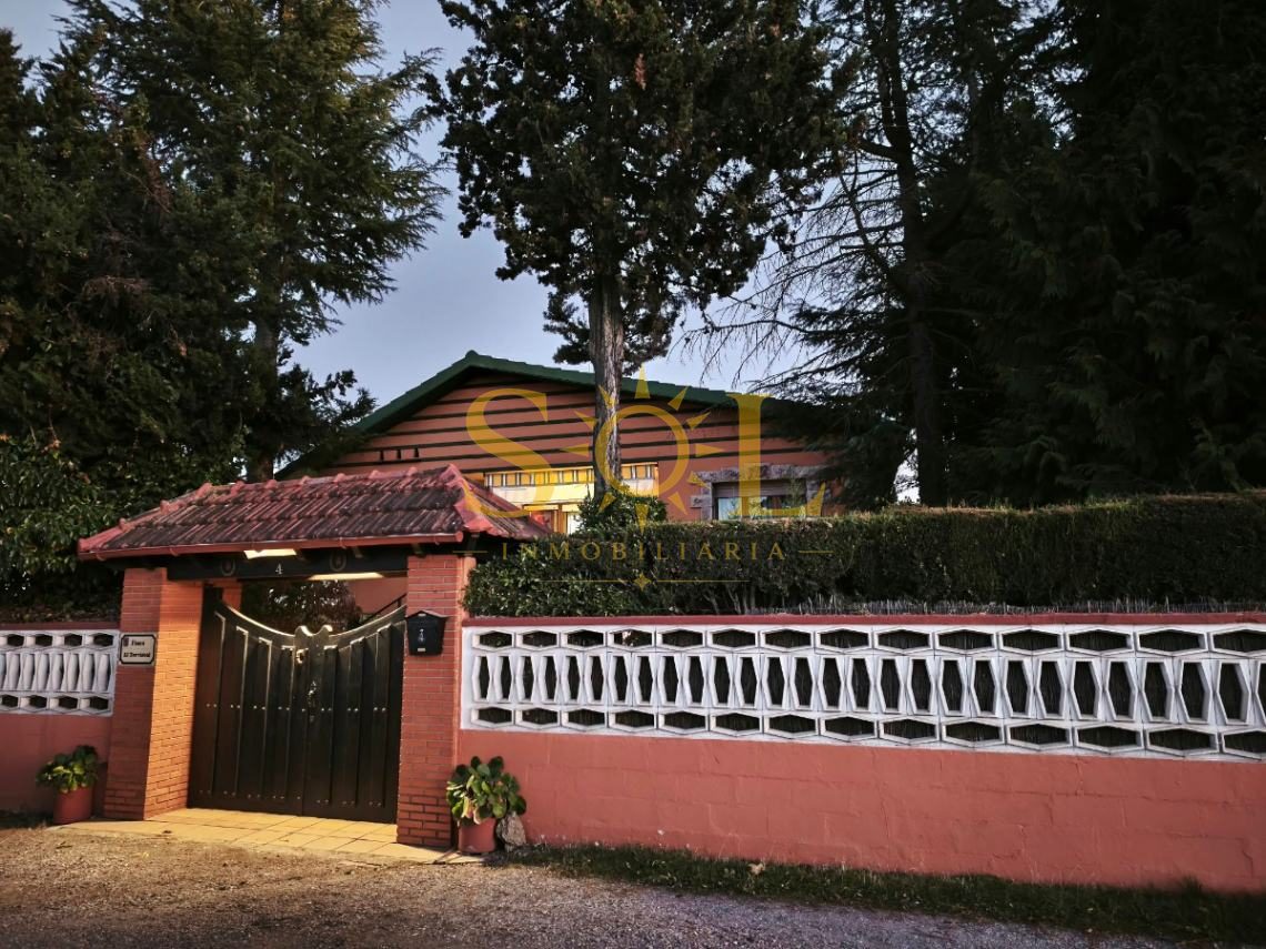 VENTA DE CHALET CON PISCINA Y JARDÍN. - Foto 2