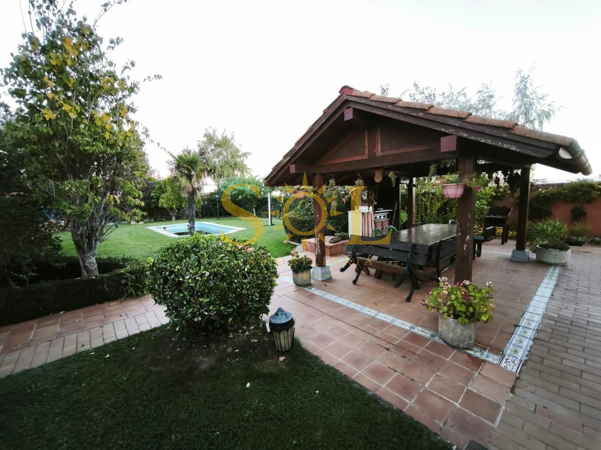 VENTA DE CHALET CON PISCINA Y JARDÍN. - Foto 21