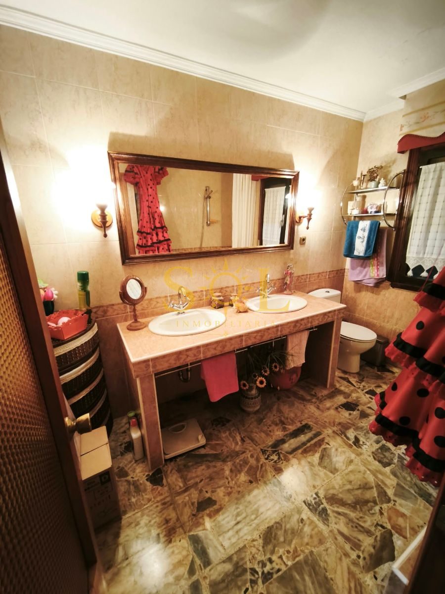 VENTA DE CHALET CON PISCINA Y JARDÍN. - Foto 23