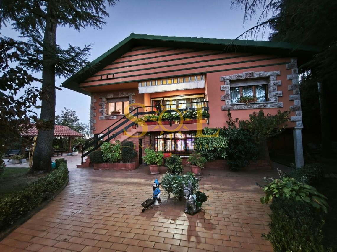 VENTA DE CHALET CON PISCINA Y JARDÍN. - Foto 3