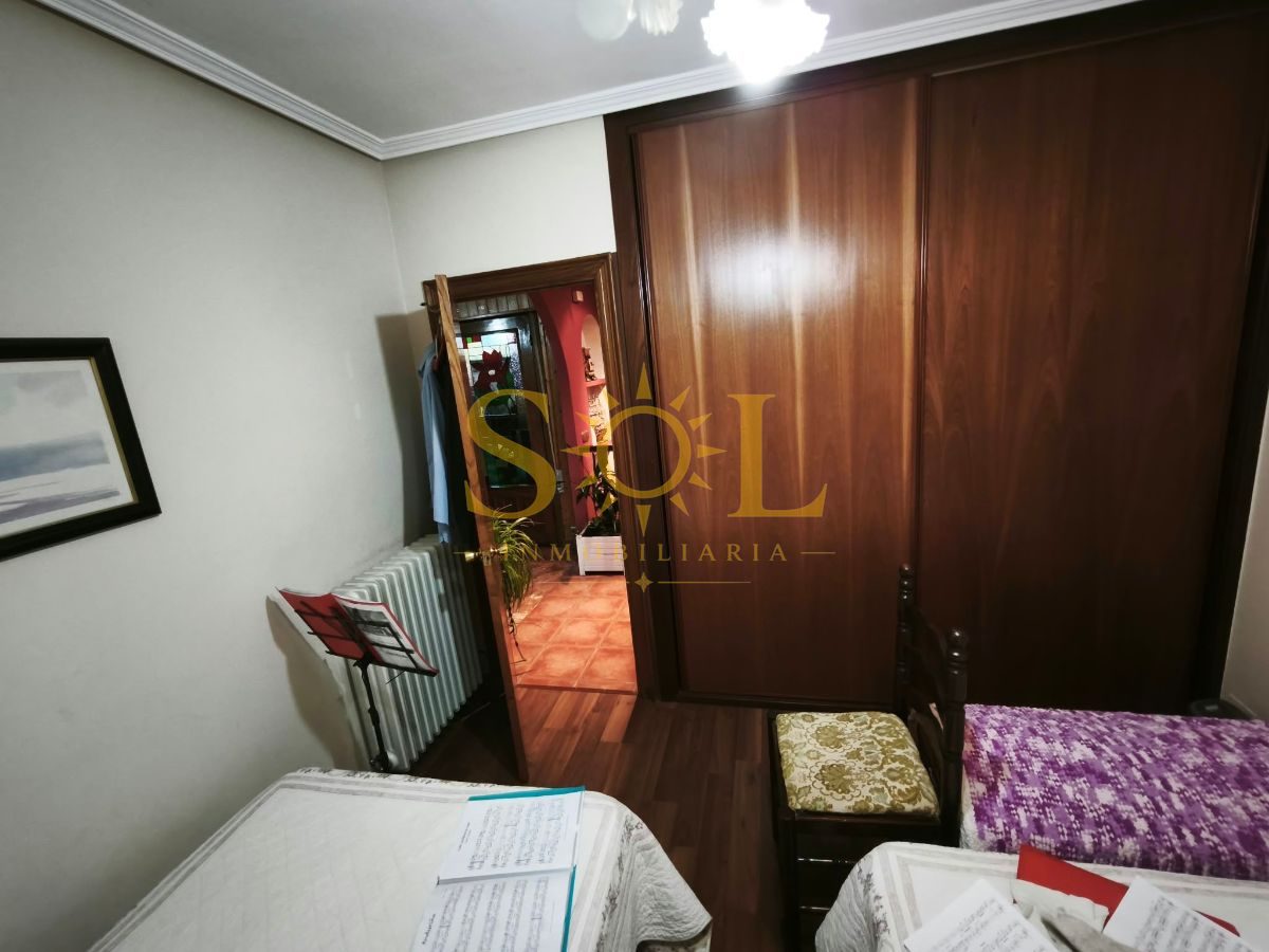 VENTA DE CHALET CON PISCINA Y JARDÍN. - Foto 32