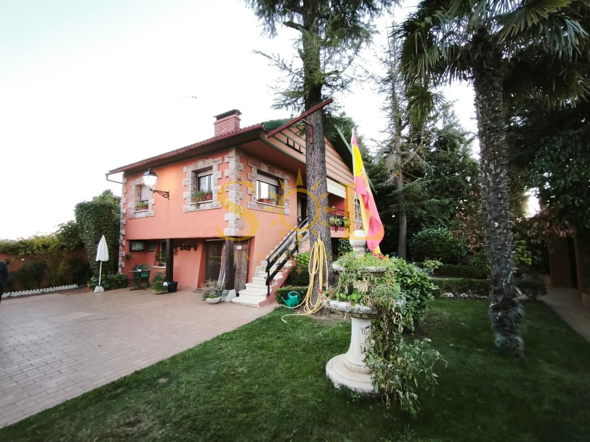 VENTA DE CHALET CON PISCINA Y JARDÍN. - Foto 39