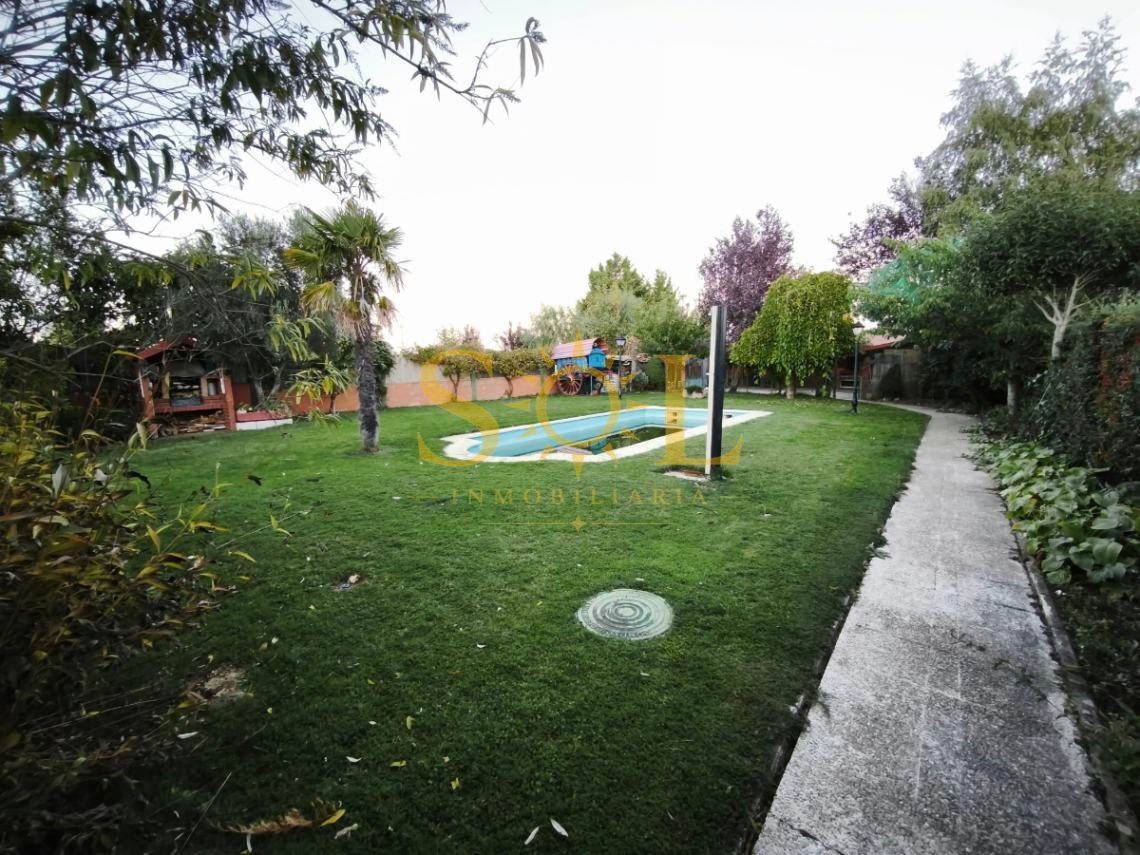 VENTA DE CHALET CON PISCINA Y JARDÍN. - Foto 4