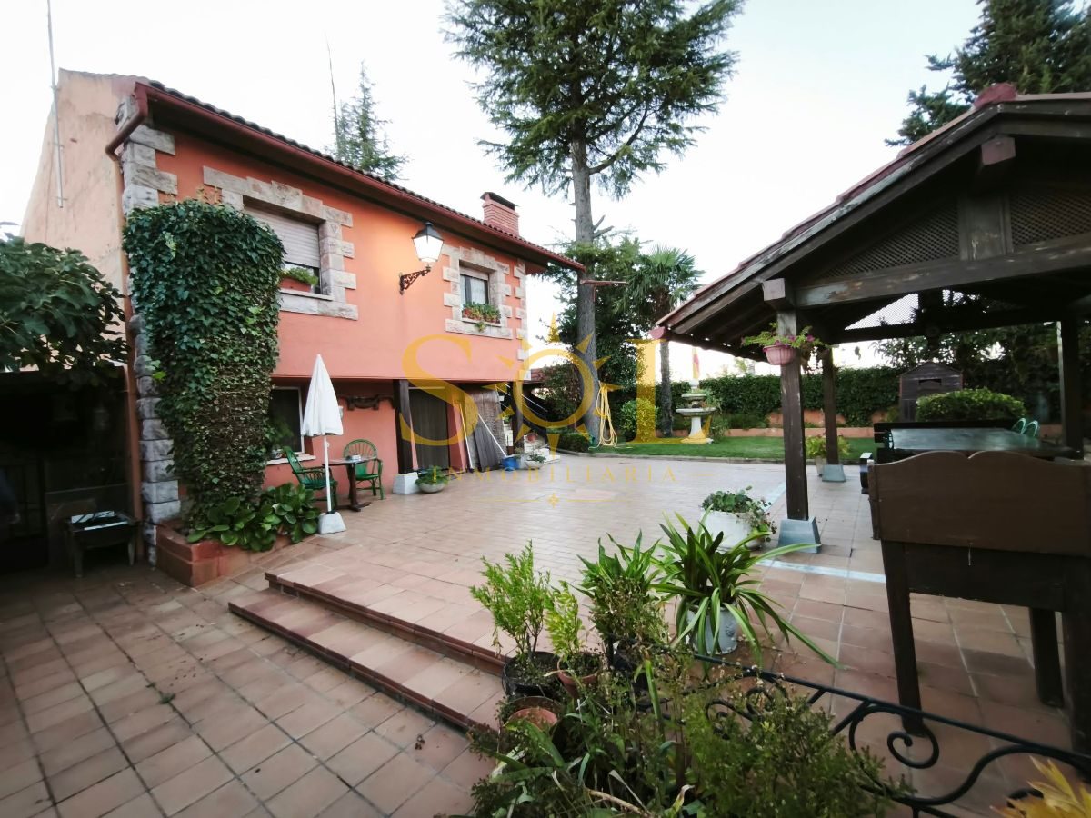 VENTA DE CHALET CON PISCINA Y JARDÍN. - Foto 42