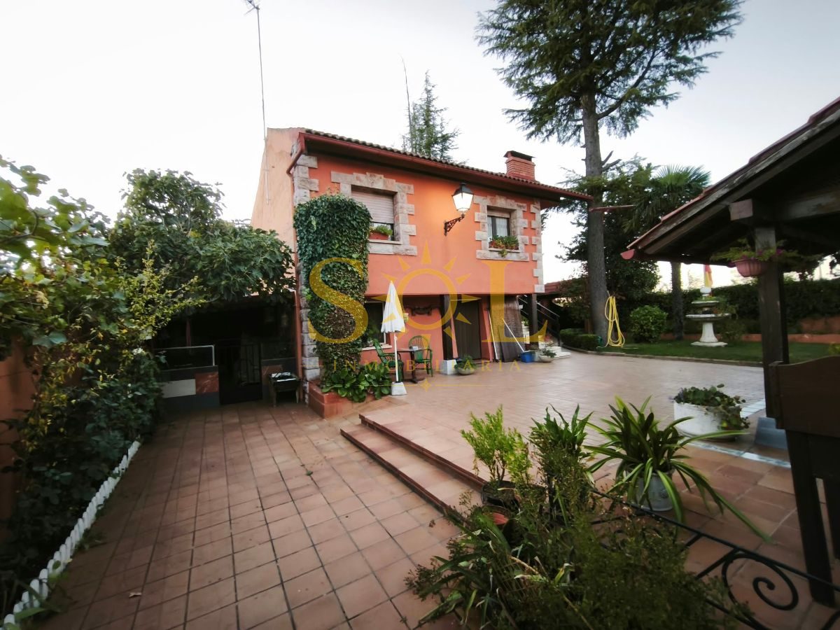 VENTA DE CHALET CON PISCINA Y JARDÍN. - Foto 44
