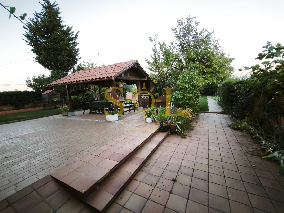 VENTA DE CHALET CON PISCINA Y JARDÍN. - Foto 5