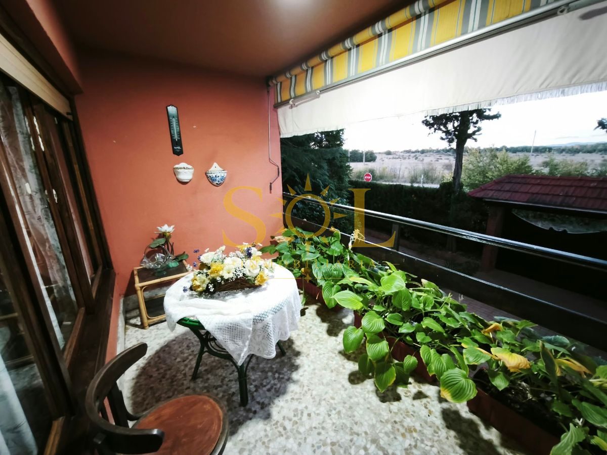 VENTA DE CHALET CON PISCINA Y JARDÍN. - Foto 6