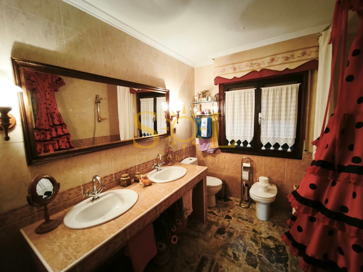 VENTA DE CHALET CON PISCINA Y JARDÍN. - Foto 9