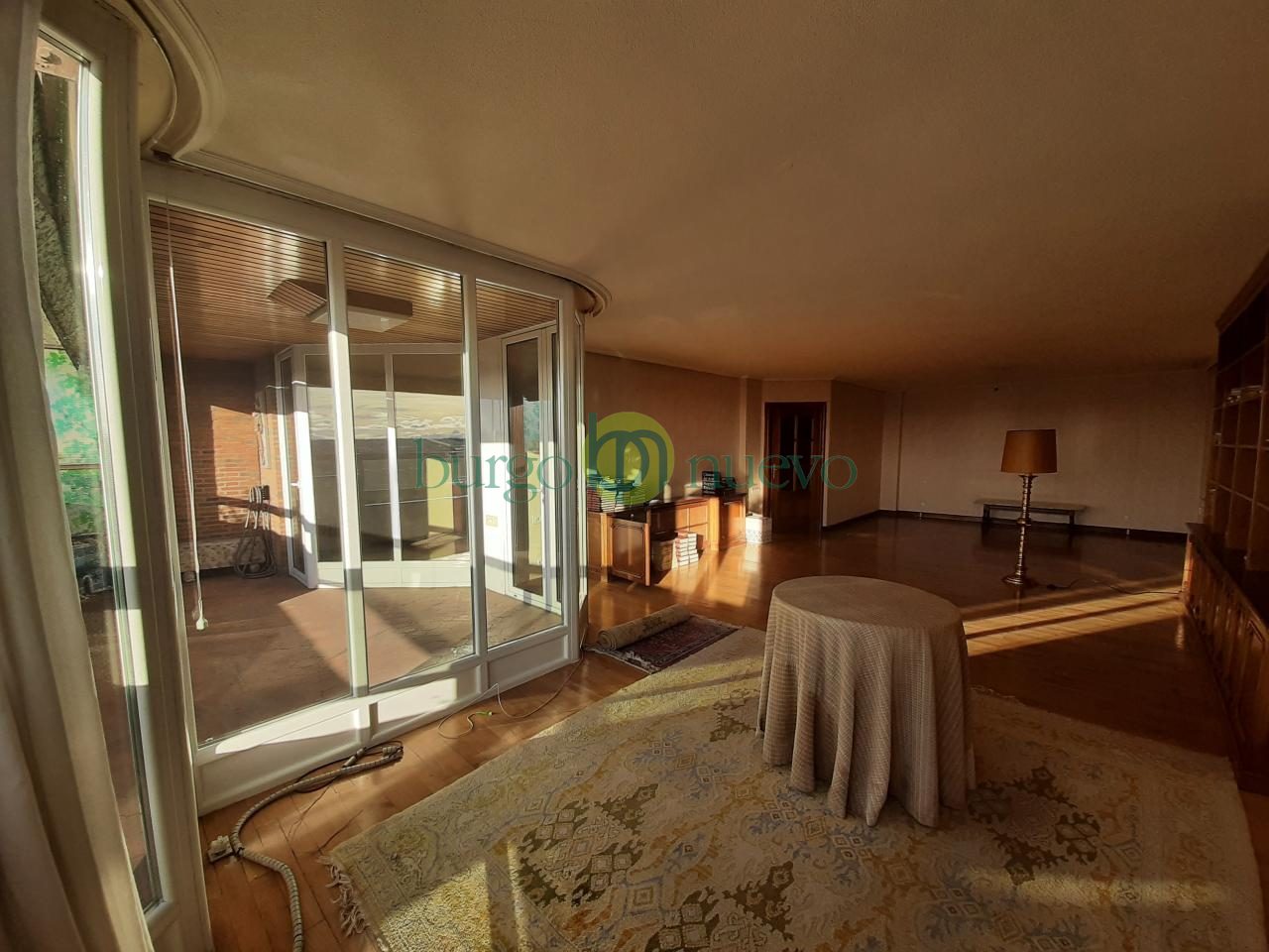 EXCELENTE VIVIENDA, JUNTO A LA PLAZA DE GUZMAN