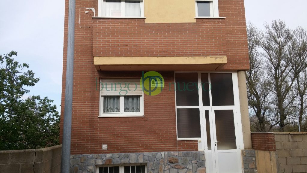 ARMUNIA, SE VENDE CASA CON GARAJE AMPLIO