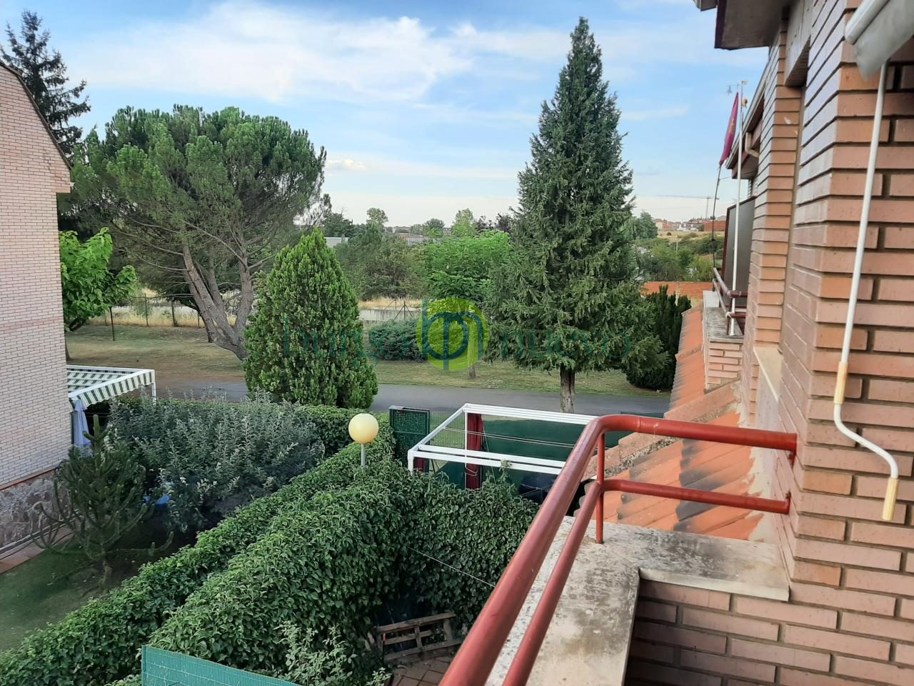 Chalet a 5 minutos de León, con gran frecuencia de transporte público.