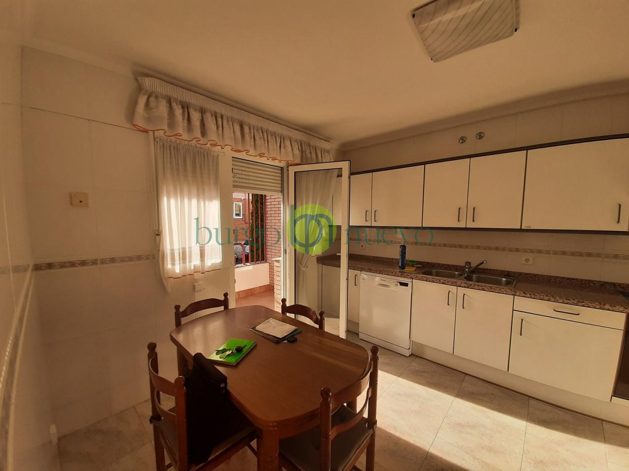 Chalet a 5 minutos de León, con gran frecuencia de transporte público.