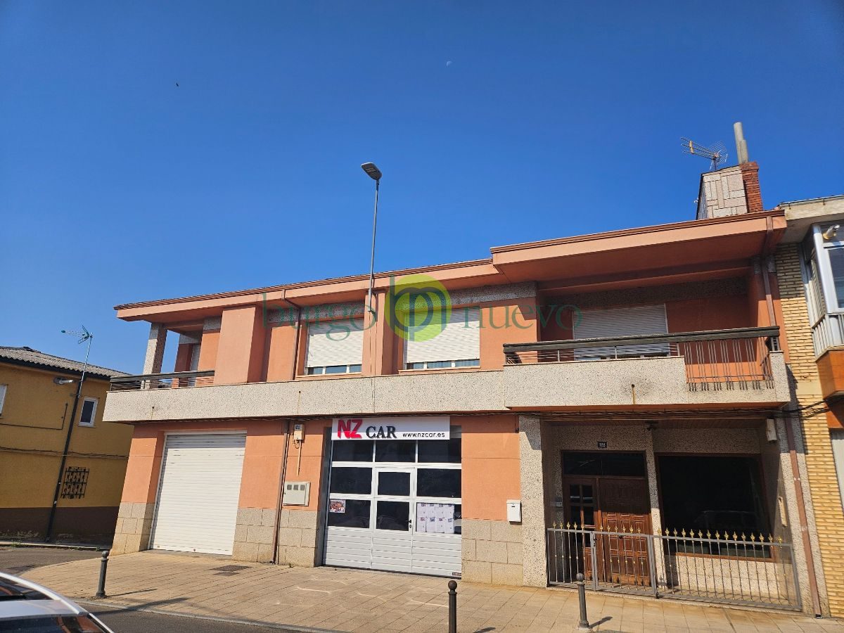 VENTA CASA  con gran terraza, garaje y rentabilidad por local alquilado en Avenida León