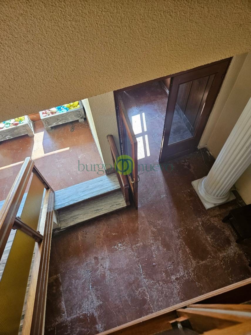 VENTA CASA  con gran terraza, garaje y rentabilidad por local alquilado en Avenida León