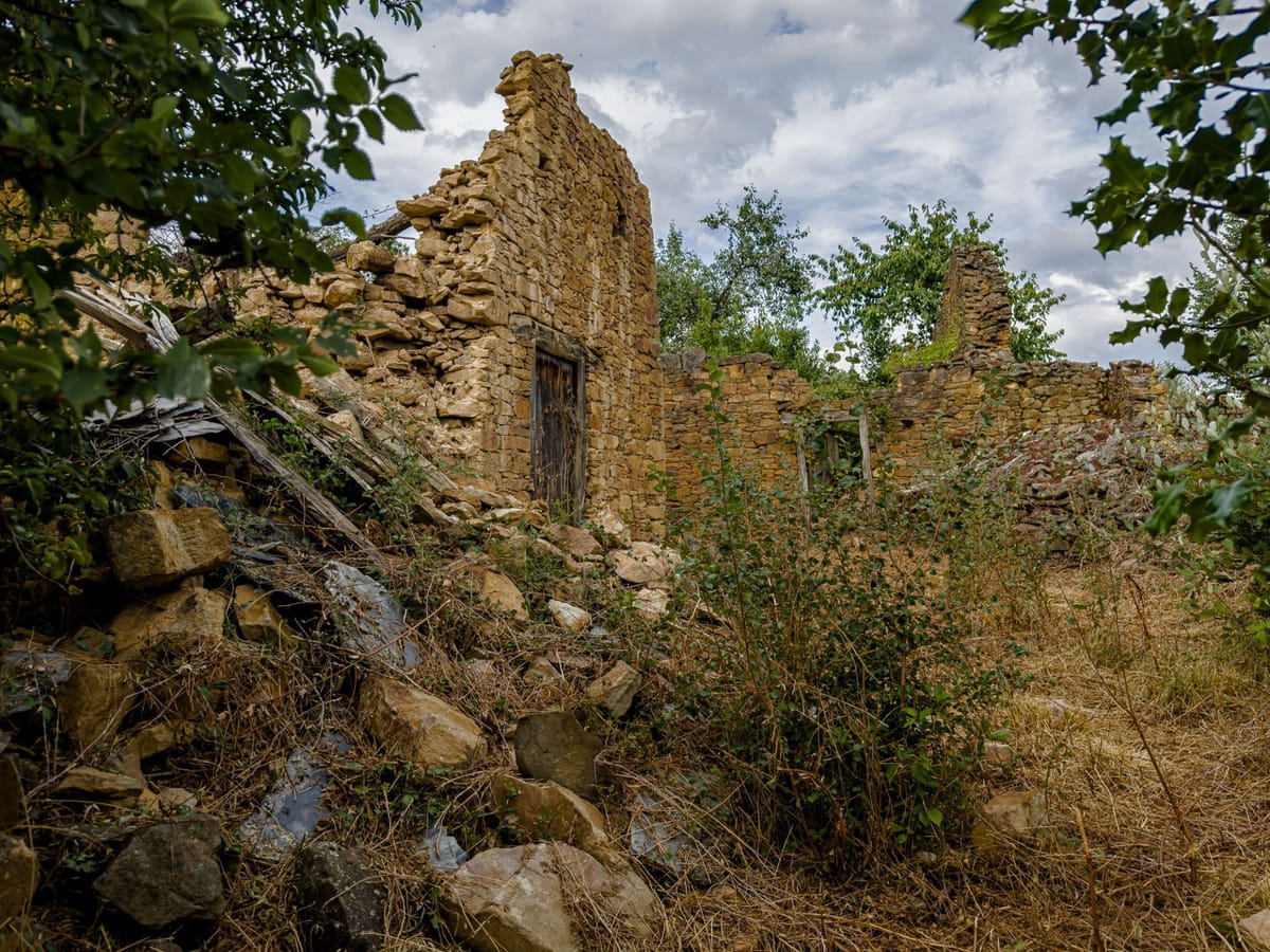 Se vende casa de piedra derruida con amplio terreno en Lillo, Fabero