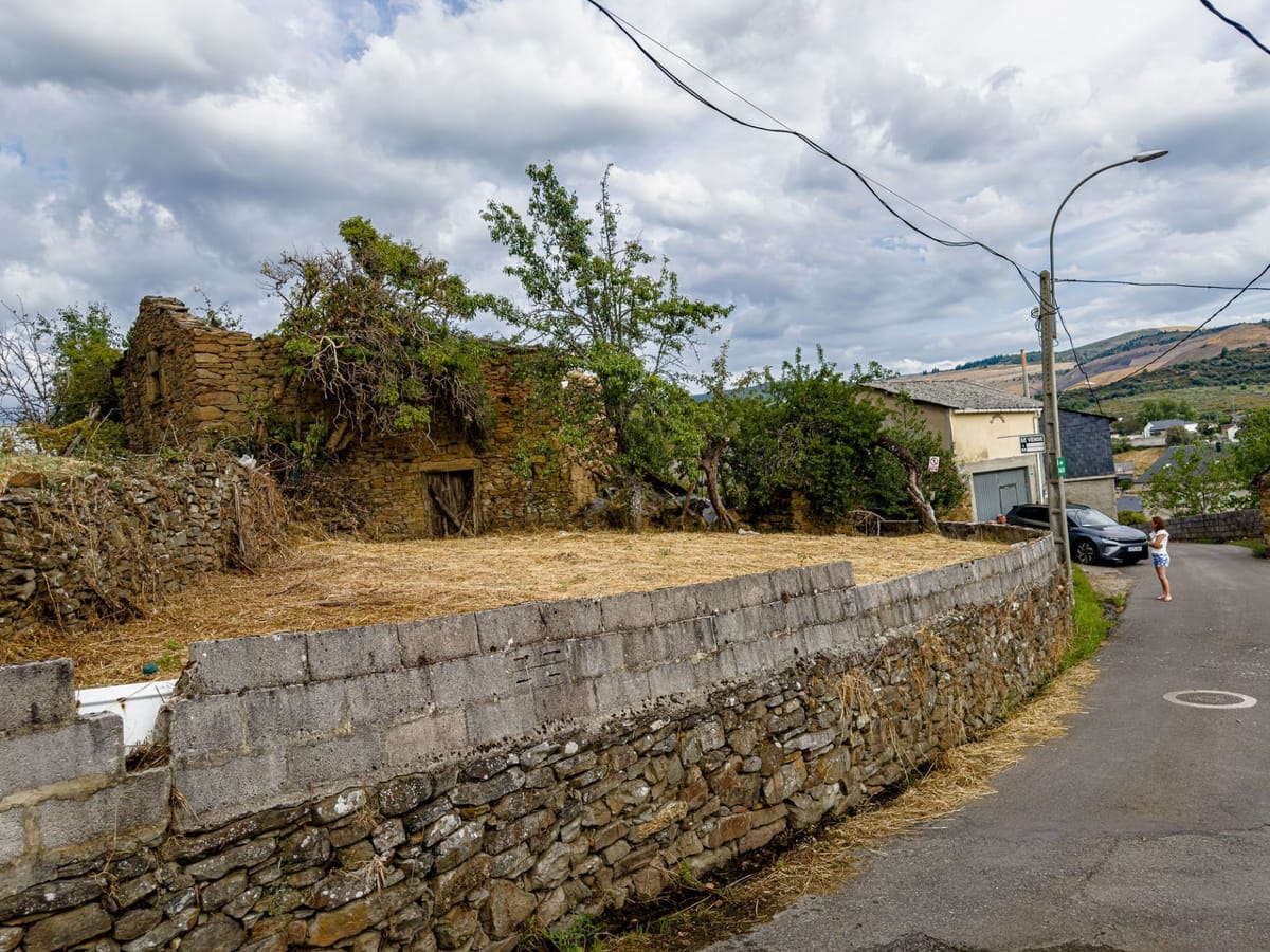 Se vende casa de piedra derruida con amplio terreno en Lillo, Fabero