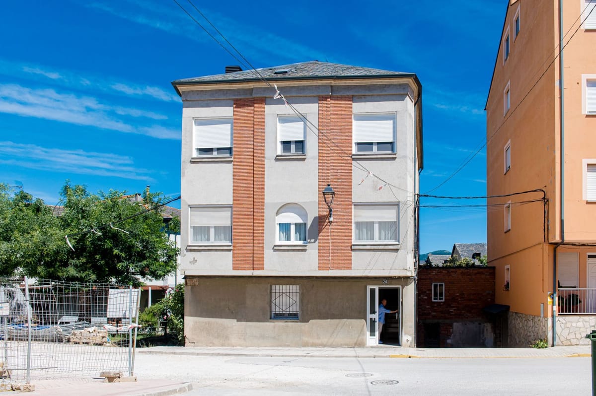 🏡✨ ¡Se vende amplísimo piso reformado en Cacabelos! ✨🏡
