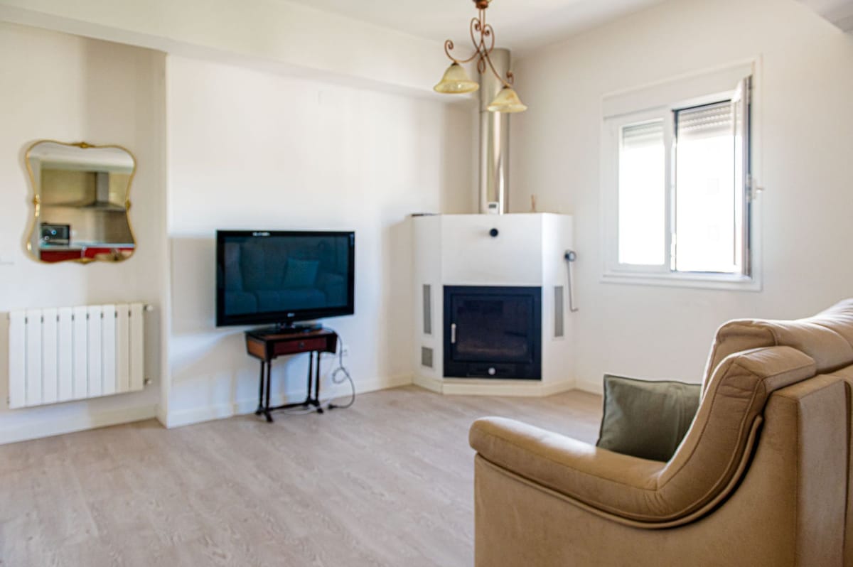 🏡✨ ¡Se vende amplísimo piso reformado en Cacabelos! ✨🏡