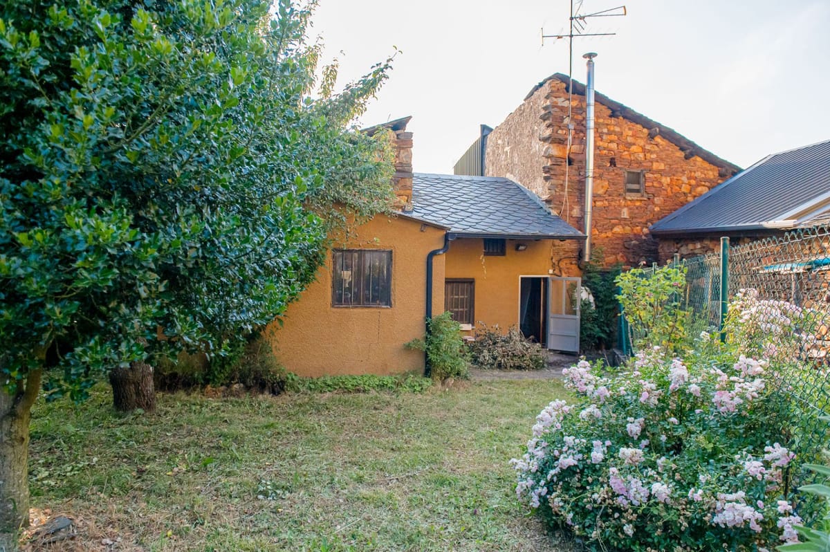 🏡 Se vende preciosa casa de piedra en El Espino, junto a Vega de Espinareda