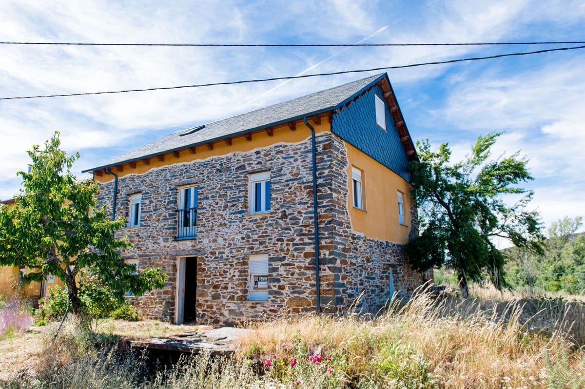🏡 Se vende casa de piedra en Villagatón, con finca de 860 m²