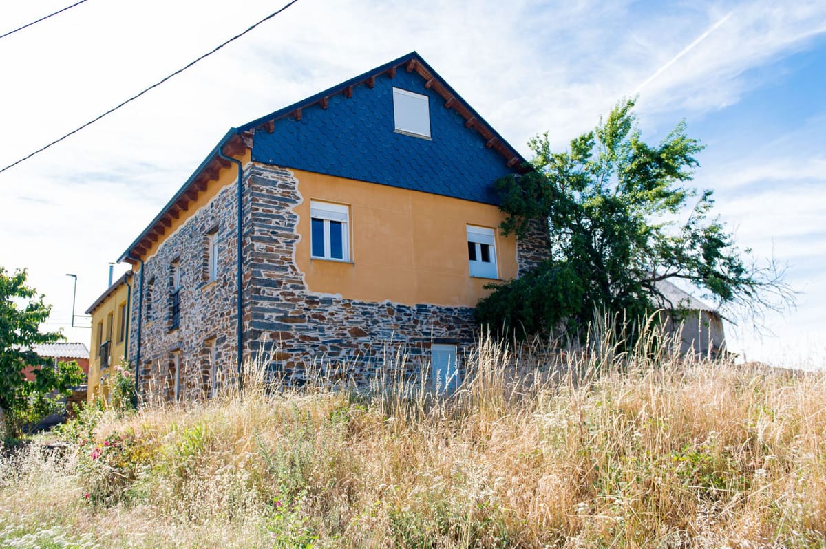 🏡 Se vende casa de piedra en Villagatón, con finca de 860 m²