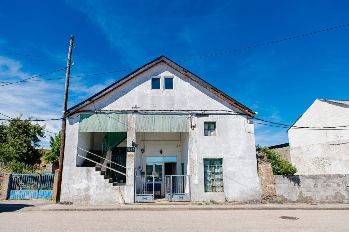 🏡 Se vende impresionante caserón de 900 m² en Brañuelas, con una finca de 1.700 m²