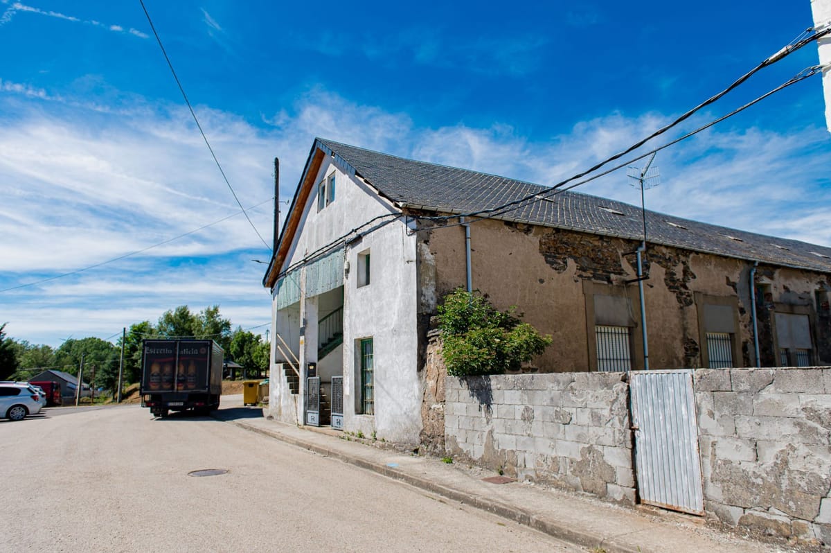 🏡 Se vende impresionante caserón de 900 m² en Brañuelas, con una finca de 1.700 m²