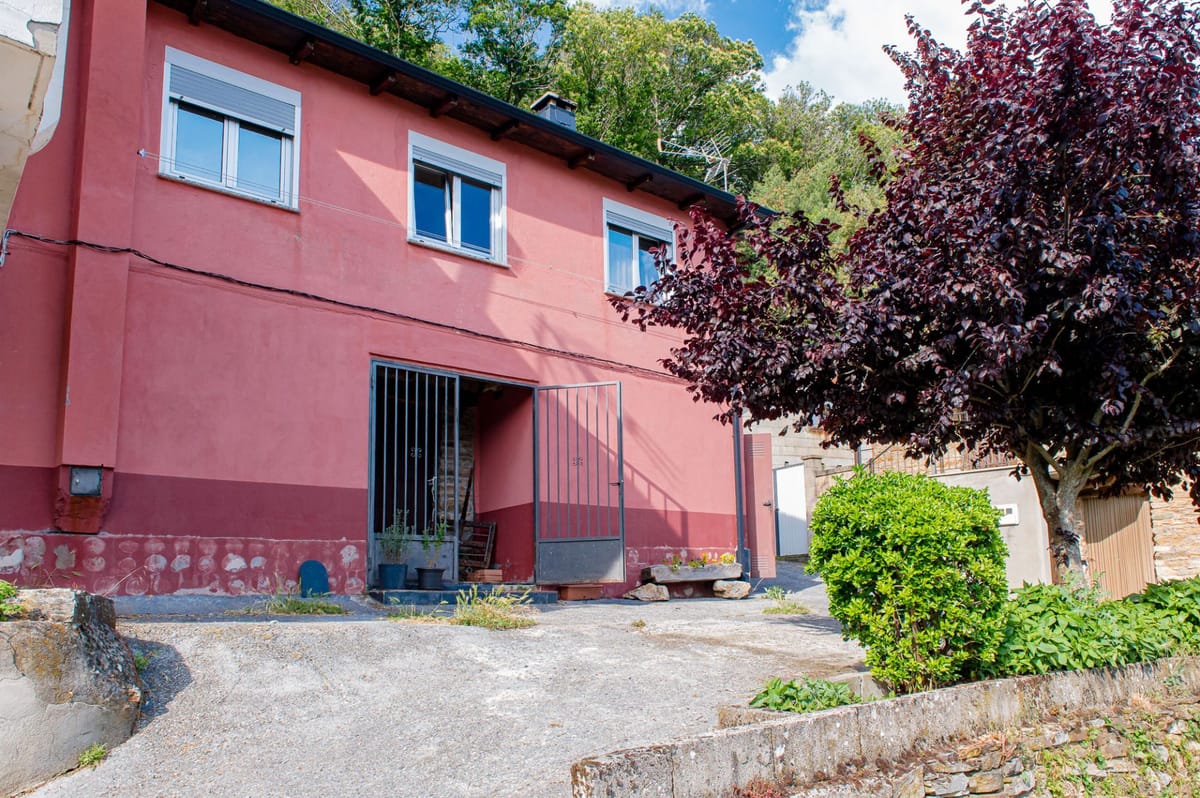 🏡 SE VENDE casa de piedra en Villasinde, con terrenos, bodegas, almacenes y fincas incluidas